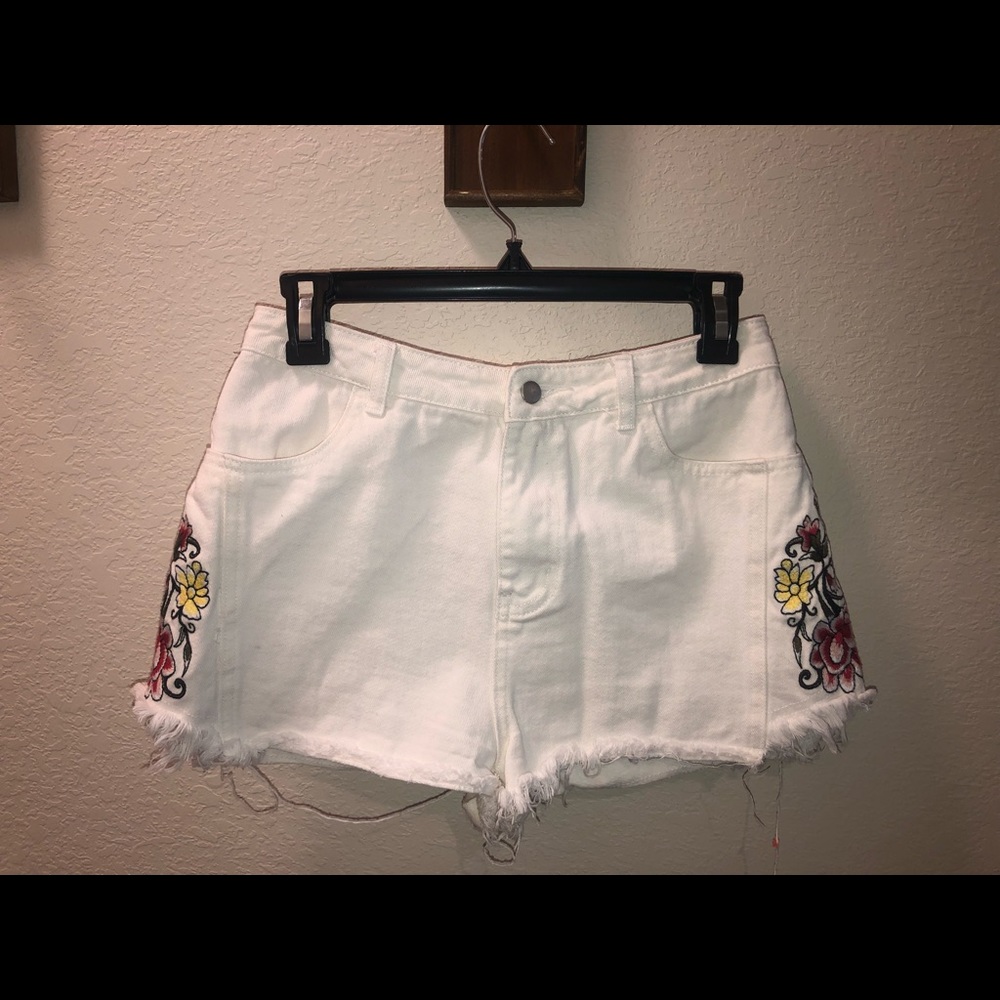 White shorts with floral embroidery